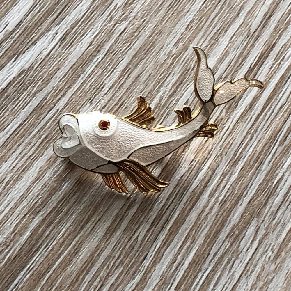 Beautiful Vintage Brooch!  A Splashing Dashing Enamel Koi Fish